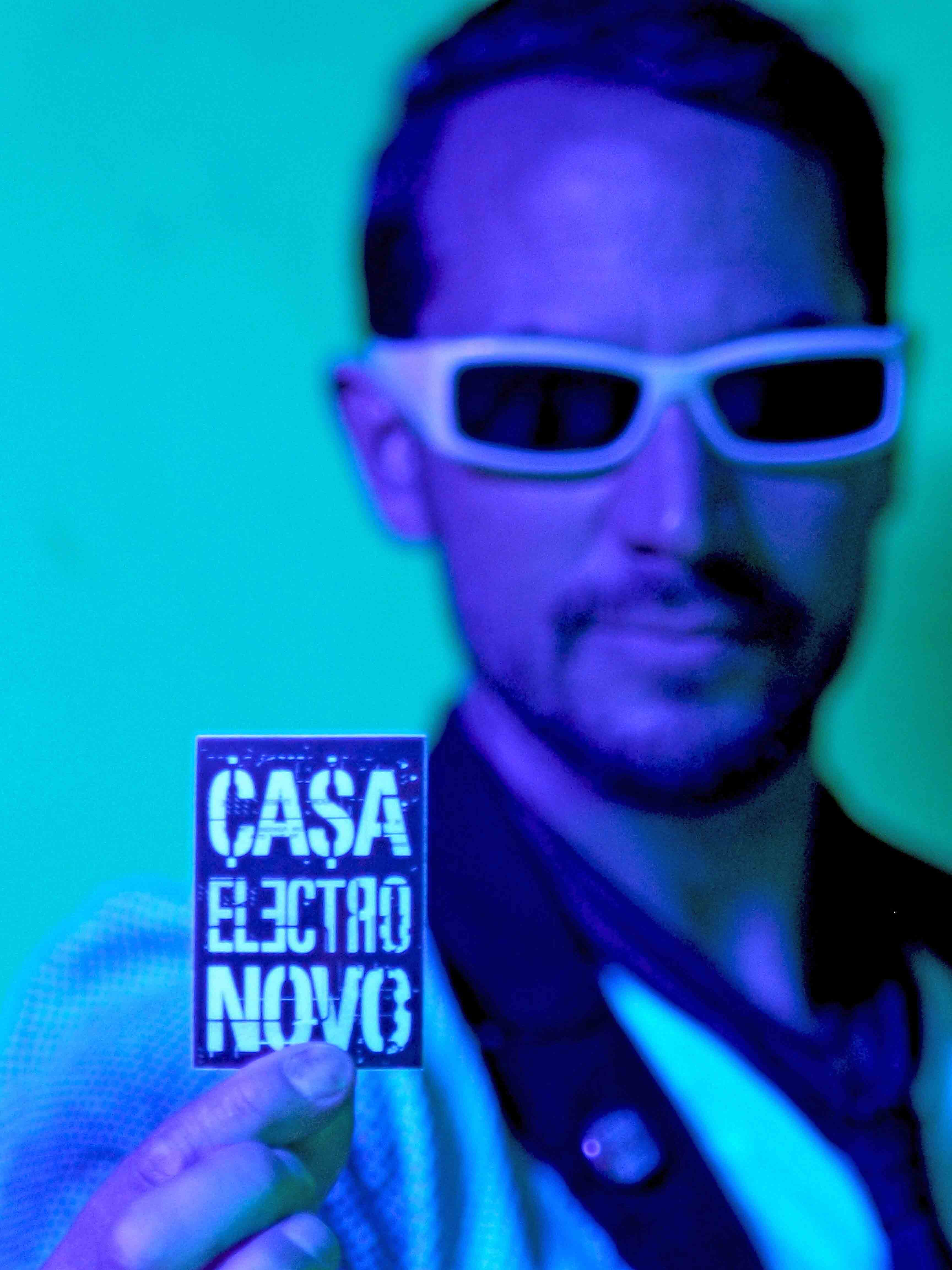 Carl Smith holding a casaelectronovo card wearing sun glasses